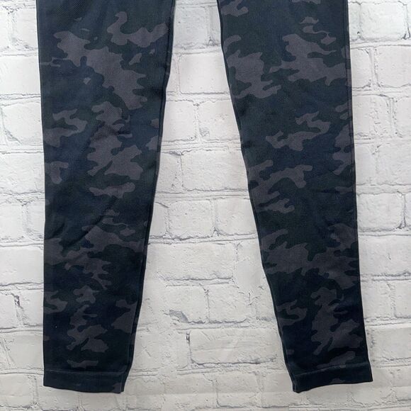 SPANX WOMEN'S SIZE MEDIUM GRAY CAMOUFLAGE PULL ON LEGGINGS PANTS MID-RISE *VGC*. - Picture 4 of 11